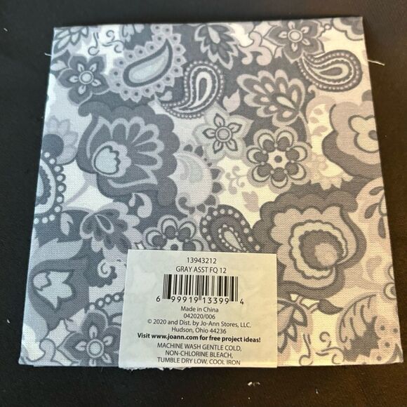 2 NEW Gray Assorted Floral Print Fabric Fat Quarters 18” x 21” - Picture 4 of 4